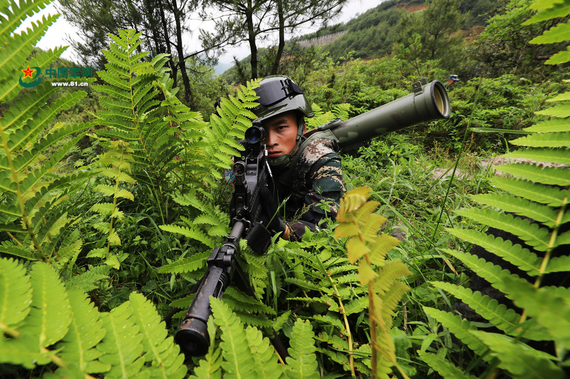 暗夜中的川西高原 空降兵打响班组战术训练(6) 第6页