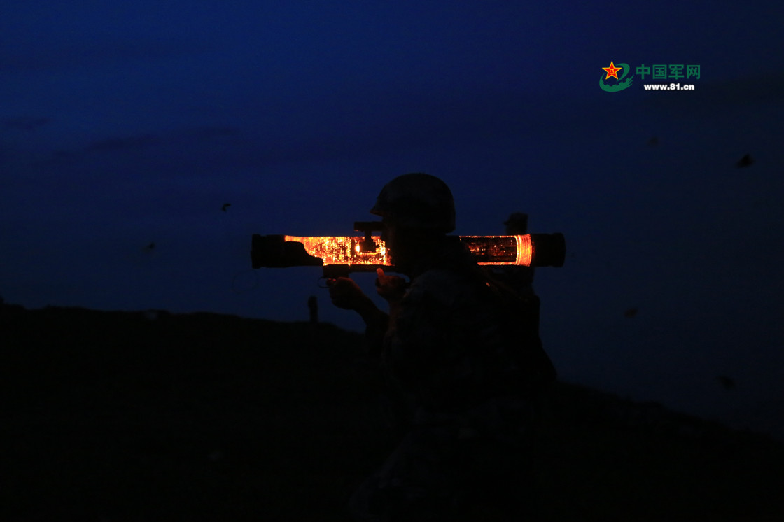 暗夜中的川西高原 空降兵打响班组战术训练(3) 第3页