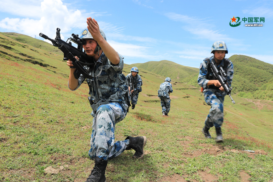 暗夜中的川西高原 空降兵打响班组战术训练(11) 第11页