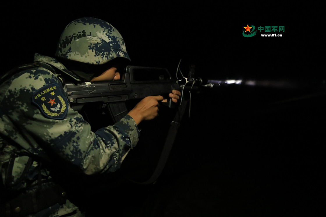 暗夜中的川西高原 空降兵打响班组战术训练(2) 第2页