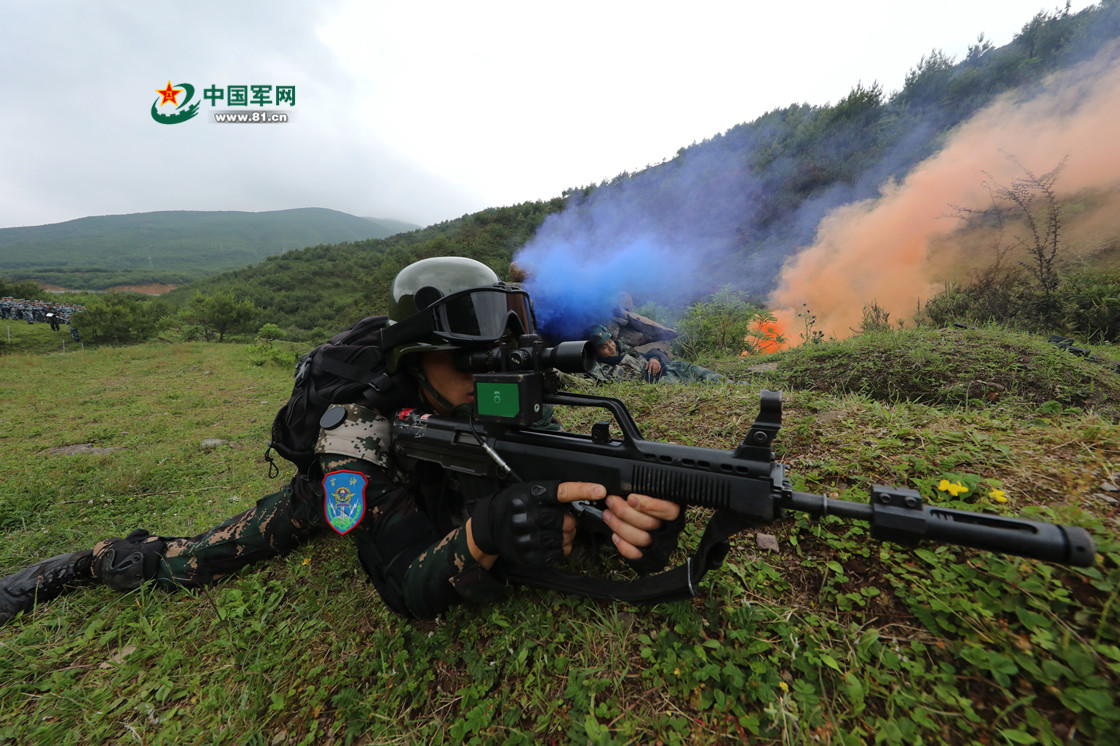 暗夜中的川西高原 空降兵打响班组战术训练(12) 第12页