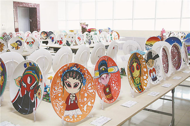 畢業生集體創作盤繪展示