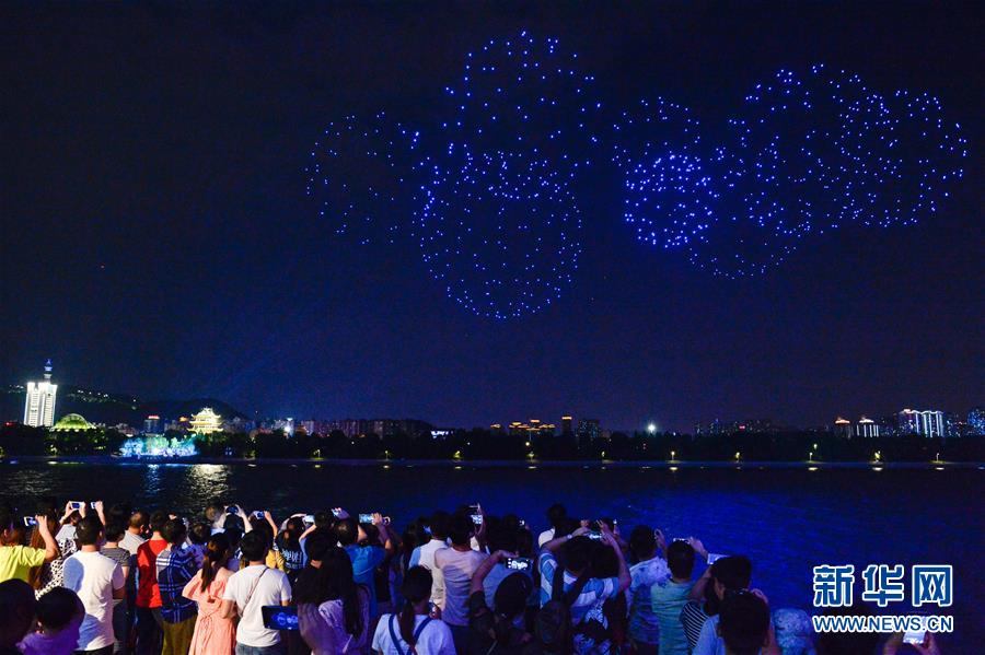 ����ᣩ��1����ɳ�����˻�����ӭ��Ϧ