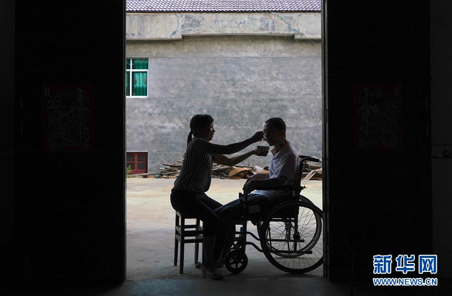 （图片故事）（9）一张婚纱照背后的脱贫故事