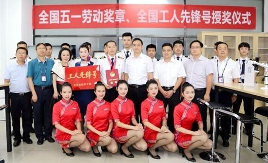 全国总工会授予刘传健全国五一劳动奖章。李梁