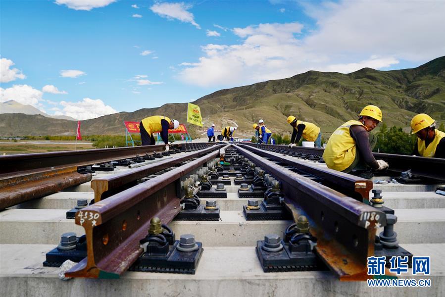 （經濟）（1）川藏鐵路拉林段首組道岔鋪設成功 