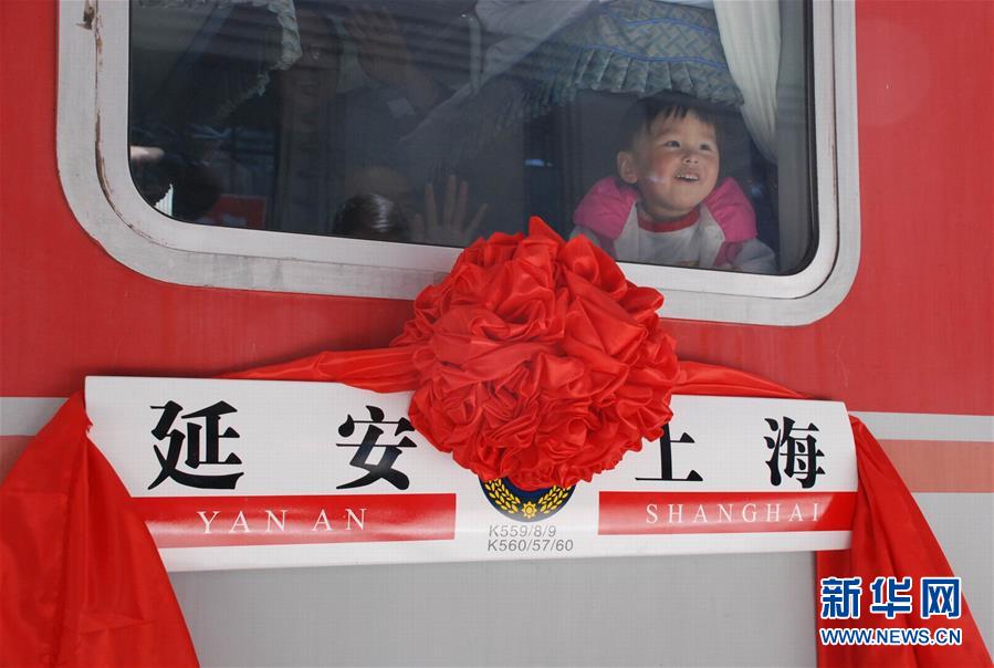 (壮阔东方潮 奋进新时代——庆祝改革开放40年·变迁·图文互动)(3)列车飞驰四十载——改革开放中的中国铁路巨变