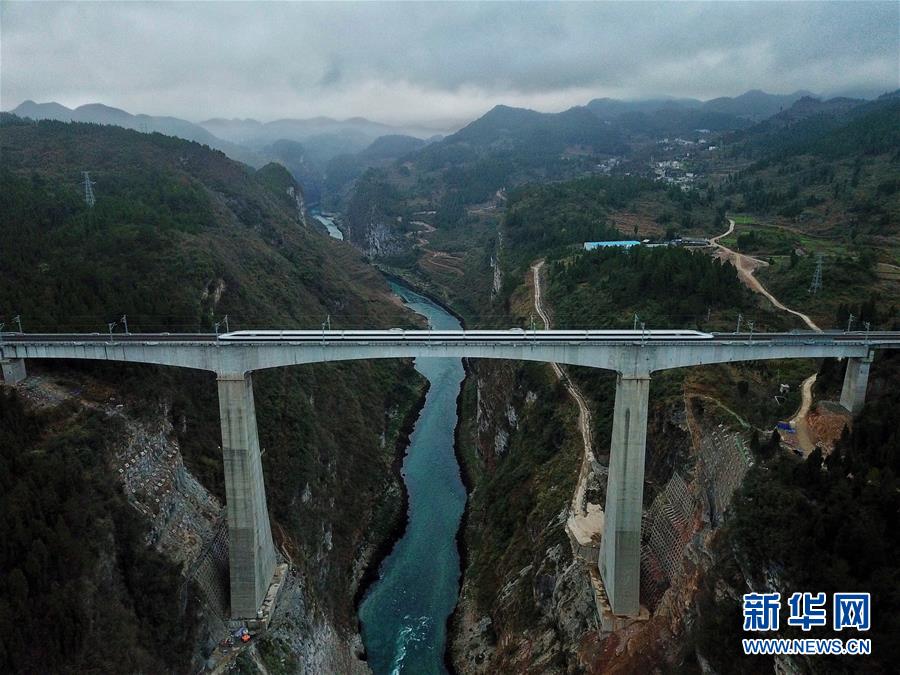(壮阔东方潮 奋进新时代——庆祝改革开放40年·变迁·图文互动)(7)列车飞驰四十载——改革开放中的中国铁路巨变