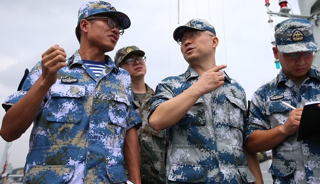 廖新华队长带骨干人才奔赴海军某基地调研相关问题与舰长交流工作经验采集相关数据信息。王臻摄