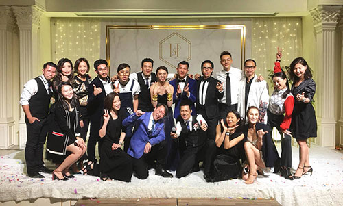 陈伟霆回港参加亲戚婚礼 一大家子合影超温馨