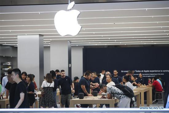 Customers select products at an Apple store in New York, the United States, Aug. 2, 2018. [Photo: Xinhua/Wang Ying]