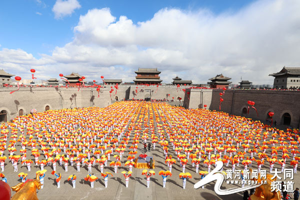 A total of 20,000 people participate in a line dance in north China's Shanxi Province, setting a world record for largest line dance on Tuesday, October 9, 2018. [Photo:  dt.sxgov.cn]