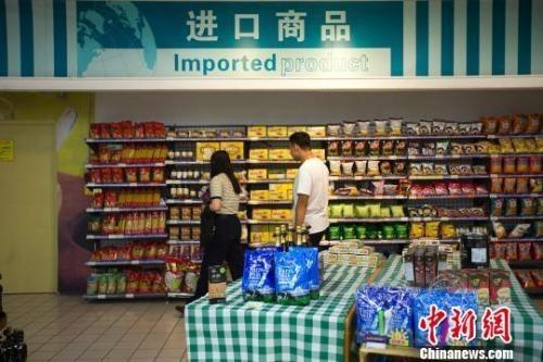 資料圖：民眾在超市進口商品貨架前選購商品。　張雲 攝