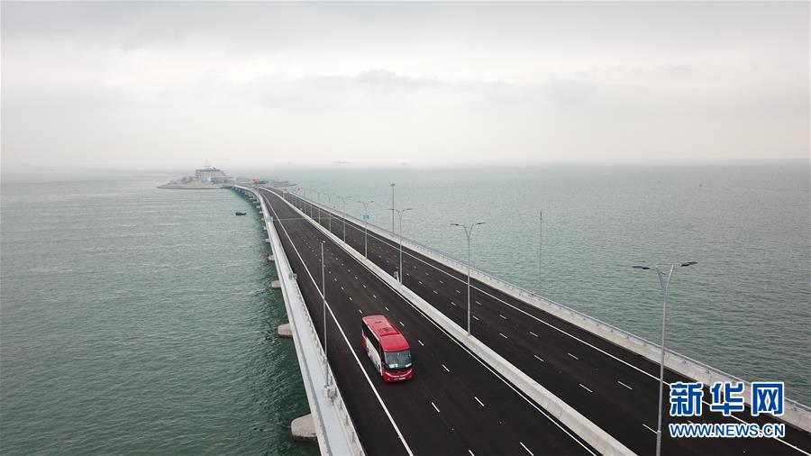 10��24�գ�������ʻ�ڸ���Ĵ����ϣ����˻����㣩������9ʱ������Ĵ�����ʽͨ���� �»������ ��С���