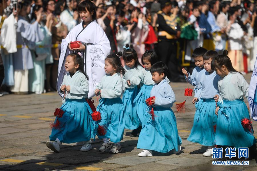 （社会）（1）江南古镇上演中国传统服饰“秀”