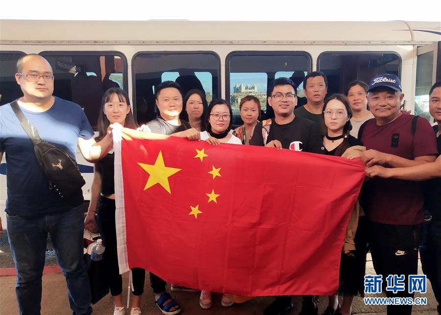 （国际）（1）滞留塞班中国游客开始登机回国