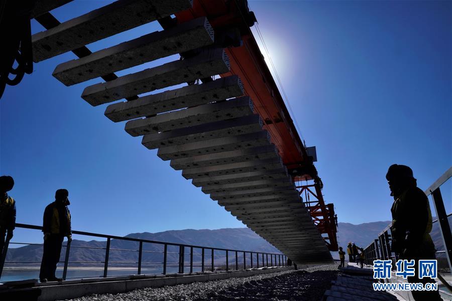 （經濟）（5）川藏鐵路拉林段第一座跨雅魯藏布江大橋鋪軌