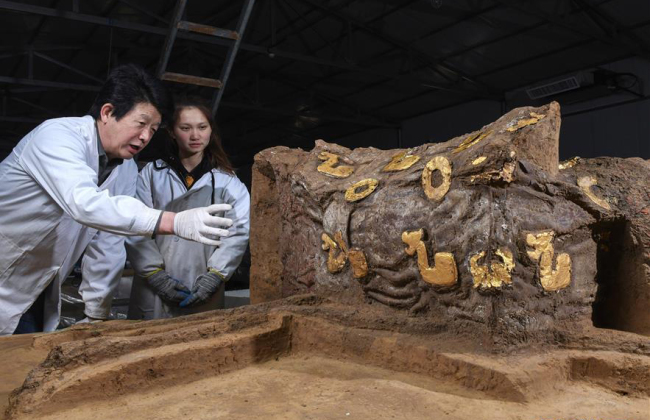 Archaeologists unveil the details of a deluxe carriage unearthed in a cemetery dating back to the Eastern Zhou Dynasty in Hebei Province. [Photo: Xinhua]