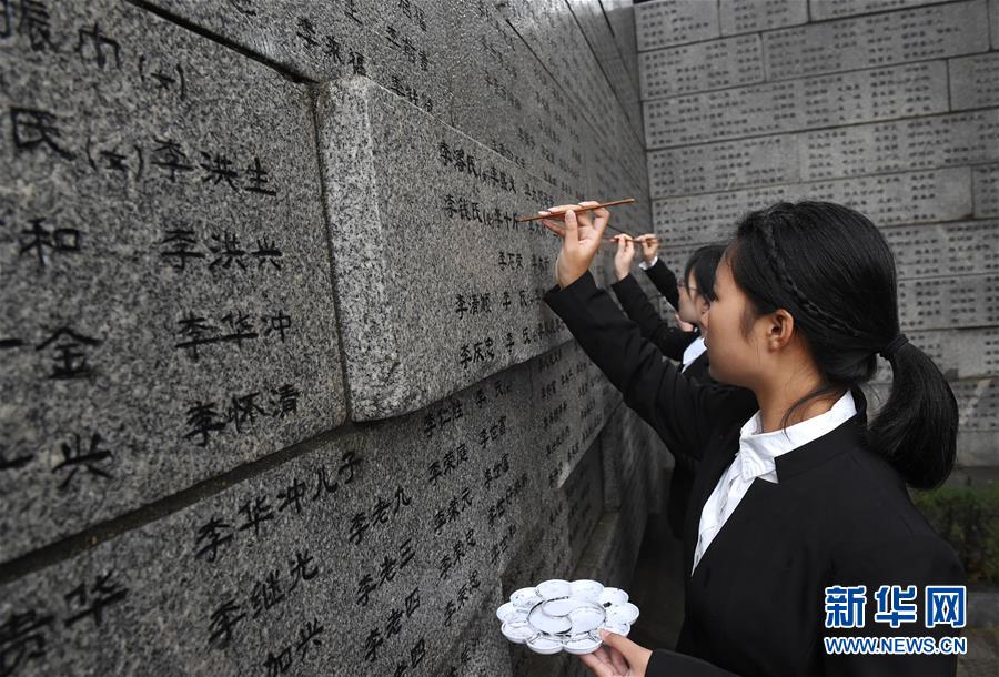 （社会）（3）南京：“哭墙”添漆 寄托哀思