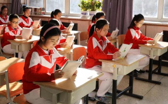 Elementary students take Chinese lessons in a classroom. [File photo: China Plus]