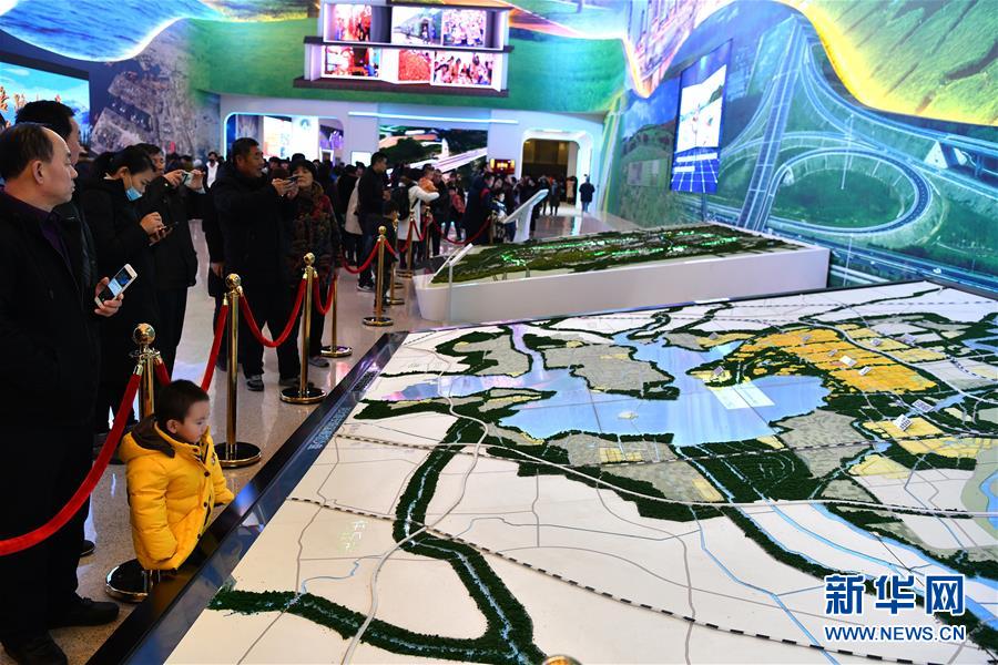 ��ͼ�Ļ�������4����ΰ��ı�����ף�ĸ￪��40�������չ��������2019��3��20�ձ�Ļ