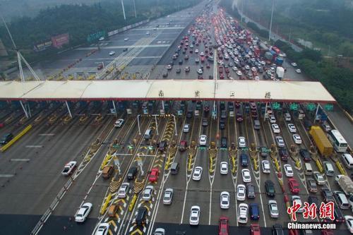 資料圖：車輛通過收費站。<a target='_blank'  data-cke-saved-href='http://www.chinanews.com/' href='http://www.chinanews.com/'><ppictext