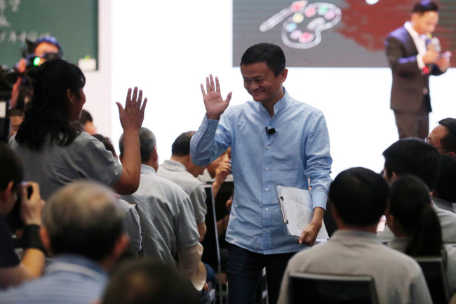 Jack Ma greets rural teachers in Sanya, Hainan province, January 13, 2019. [Photo provided to chinadaily.com.cn]