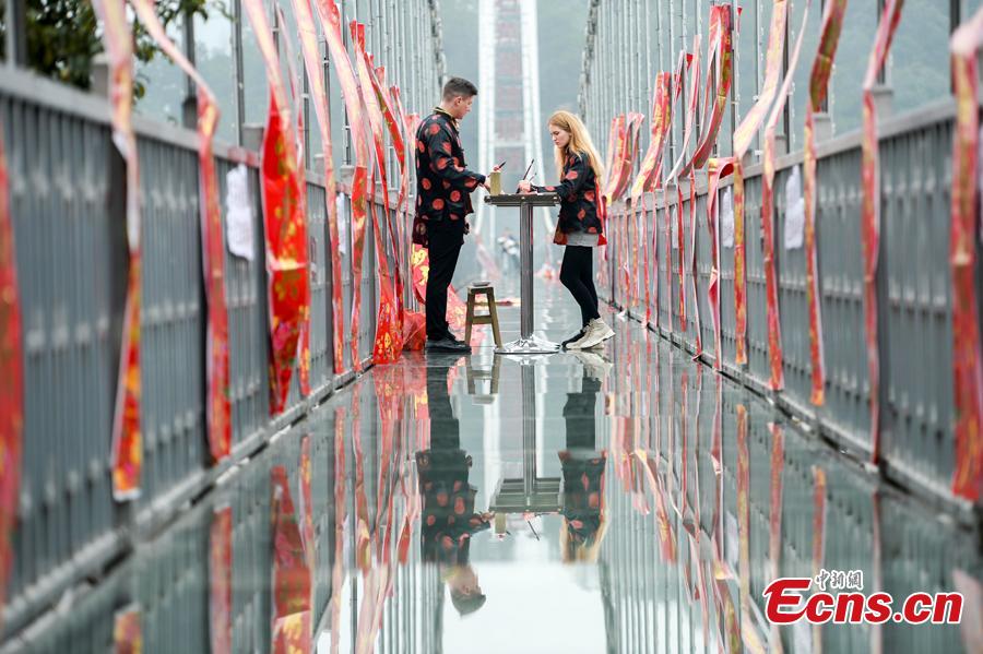 An event to welcome the Spring Festival is held on a suspended glass bridge over the Shiyan Lake in Changsha City, Hunan Province, Jan. 29, 2019. Surrounded by mountains, the lake is a popular tourist attraction. (Photo: China News Service/Yang Huafeng)