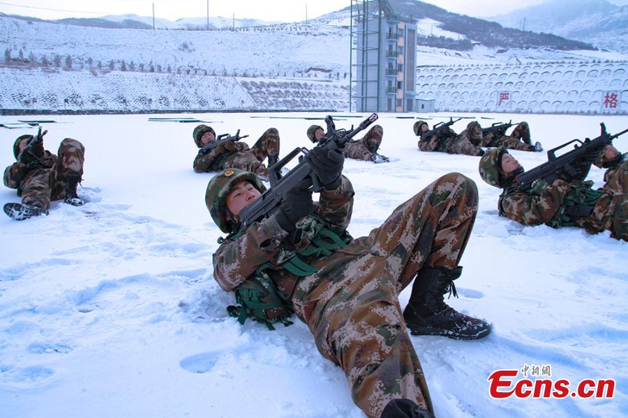 Special police in Gannan Tibetan Autonomous Prefecture, Northwest China’s Gansu Province undergo training despite temperatures that dropped to minus 23 degrees. The 18 training programs include response to a hostage crisis on a high building and rapid maneuvers in mountainous regions. (Photo: China News Service/Zhang Ying)