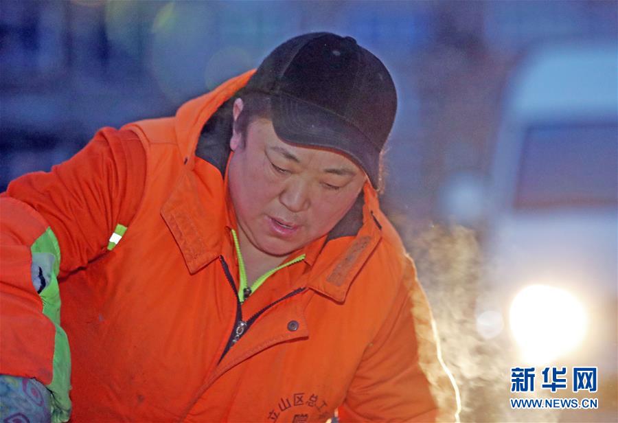 （新春走基層·代表委員履職）（1）馬路牙子上當代表——環衛工人庄艷的履職故事