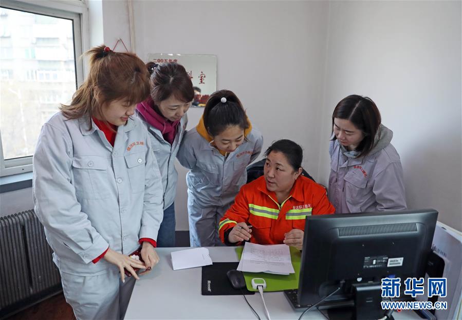（新春走基層·代表委員履職）（2）馬路牙子上當代表——環衛工人庄艷的履職故事