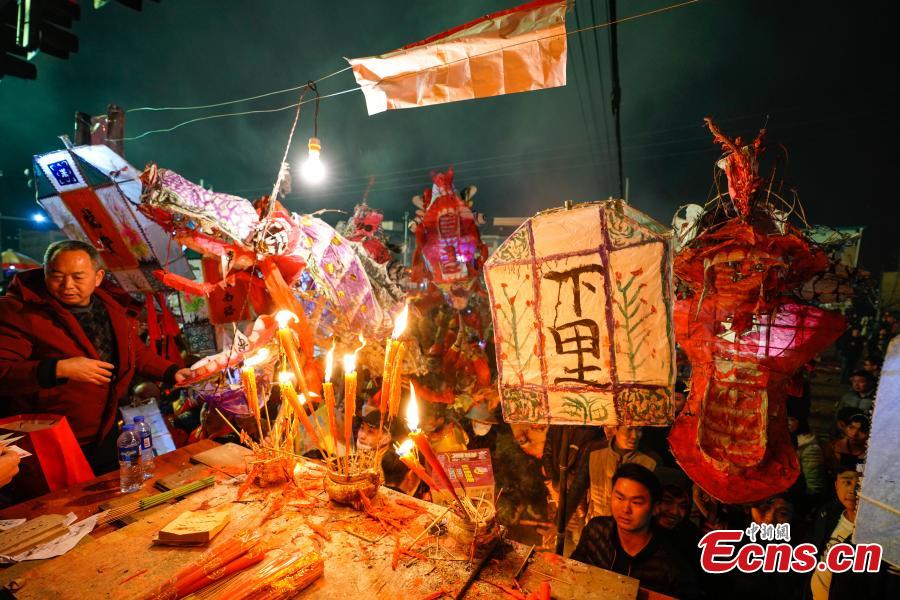 People perform dragon dance with a background of firecrackers in Yuqing County, southwest China\'s Guizhou Province, Feb. 16, 2019. Villagers gathered and performed dragon dances to celebrate the upcoming Lantern Festival,which falls on Feb. 19 this year.