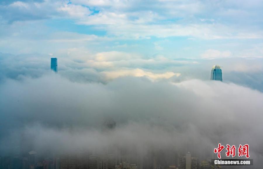 Advection fog envelopes Victoria Harbour in Hong Kong, Feb. 21, 2019. (Photo: China News Service/Zhang Wei)