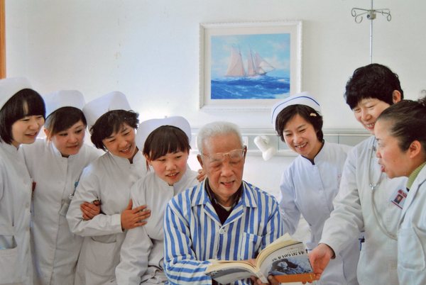 住院期间，陈广生为医护人员宣扬雷锋精神.jpg