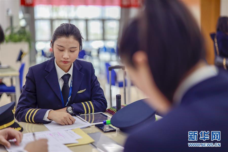 ��ͼƬ���£���1��׷������ ��80�󡱿ս����Ů����Ա