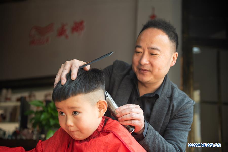 People cut hair to mark 2nd day of 2nd month on Chinese lunar calendar (2) - People's Daily Online People cut hair to mark 2nd day of 2nd month on Chinese lunar calendar (2) - People's Daily Online