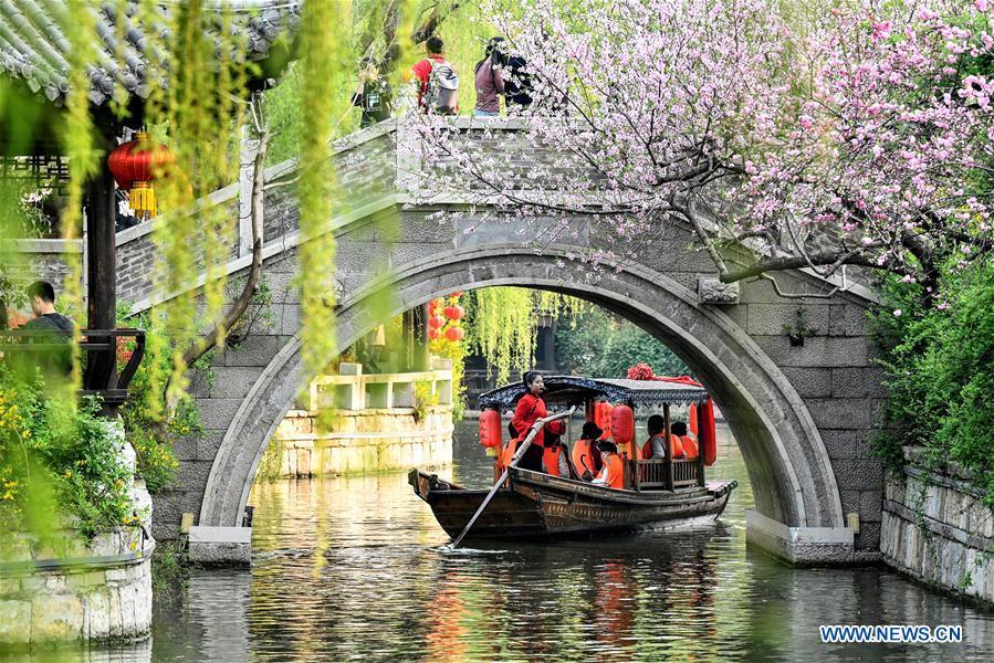 Tourists take boats to view the scenery of the ancient town of Taierzhuang during the Qingming Festival holidays in Zaozhuang, east China\'s Shandong Province, April 5, 2019. (Xinhua/Gao Qimin)