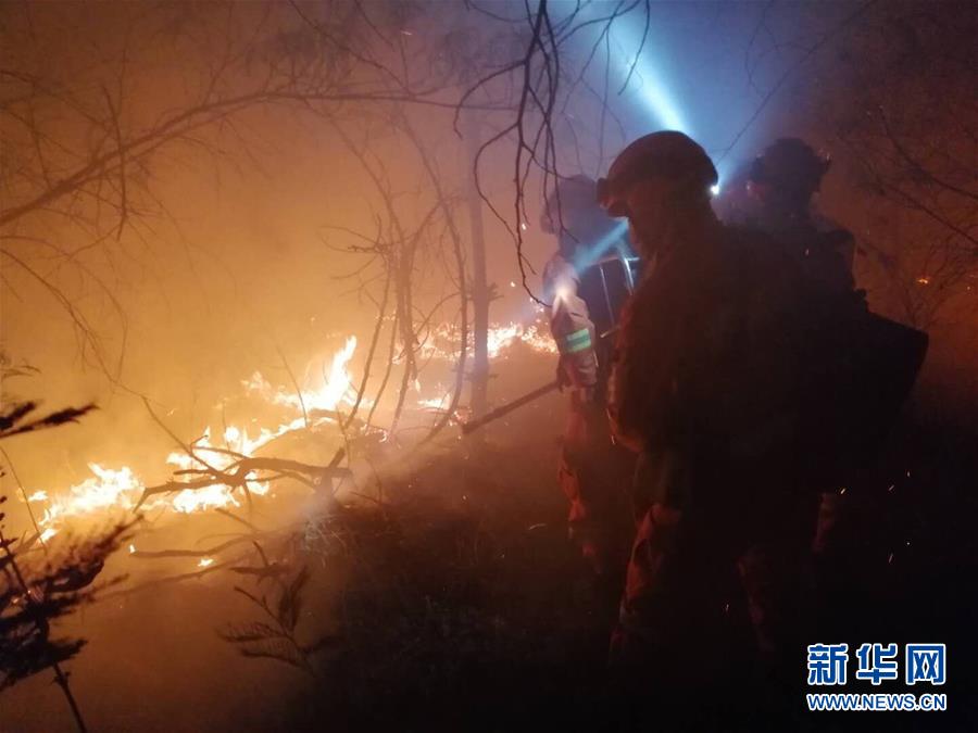 （XHDW）（2）昆明龍池山發生山火 森林消防150人緊急扑救