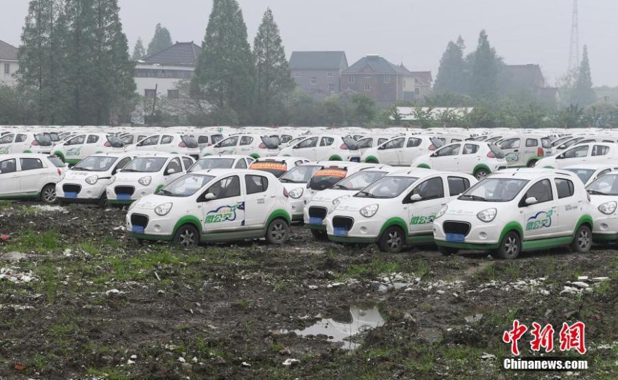 An aerial view of nearly 3000 new energy cars parked near the Qiantang River in Hangzhou City, East China\'s Zhejiang Province, April 24, 2019. The cars previously used in car sharing services have already become obsolete. (Photo: China News Service/Zhang Yang)