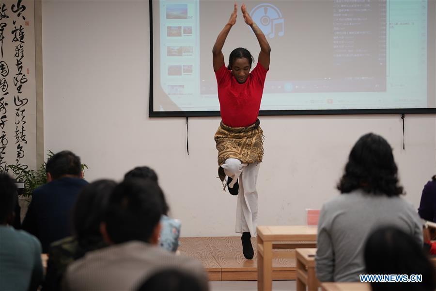 Davis Thomas Jonathan from the United States perform Hawaiian dance in Nanjing, capital of east China\'s Jiangsu Province, April 28, 2019. A cultural exchange event between young representatives from Nanjing and foreign students from Nanjing University of the Arts was held in Nanjing. (Xinhua/Ji Chunpeng)