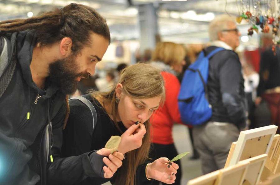 At the recent International Handicrafts Trade Fair in Florence, Italy, Deng Weiwei\'s leaf carving works from Southwest China\'s Chongqing attracted a lot of attention. (Photo provided to chinadaily.com.cn)