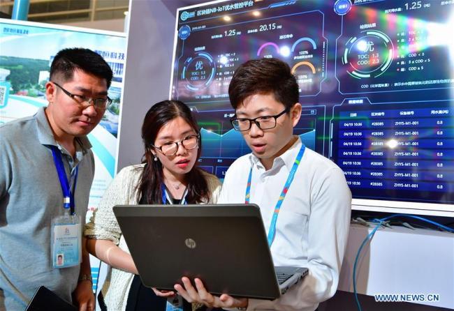 A staff member from a water ecology management service provider shows visitors how to test drinking water quality using a block-chain-based management and control system at the 2nd Digital China Exhibition in Fuzhou, southeast China's Fujian Province, May 5, 2019. [Photo: Xinhua]