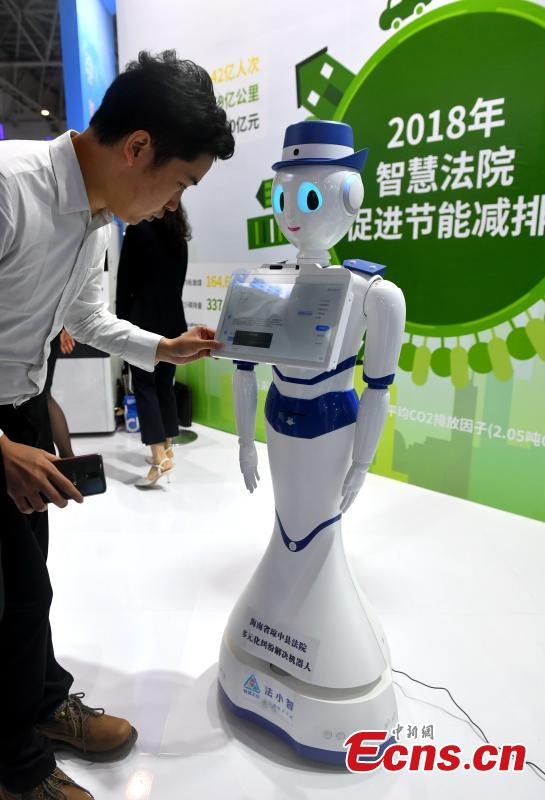 A robot designed to help people address legal disputes is on display at the second Digital China Summit in Fuzhou, Fujian Province, May 5, 2019. (Photo: China News Service/Lyu Ming)