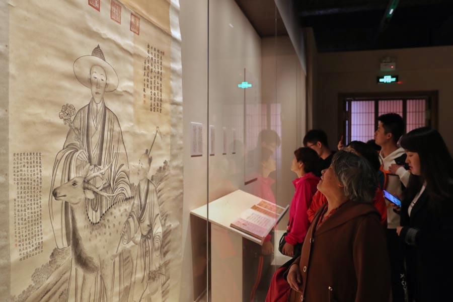 Visitors view a portrait of Emperor Qianlong among 100-odd paintings and calligraphy works of the 18th century, which reflect fine art achievements of the royal family and high officials of the Qing Dynasty (1644-1911).  (PHOTO/CHINA DAILY)