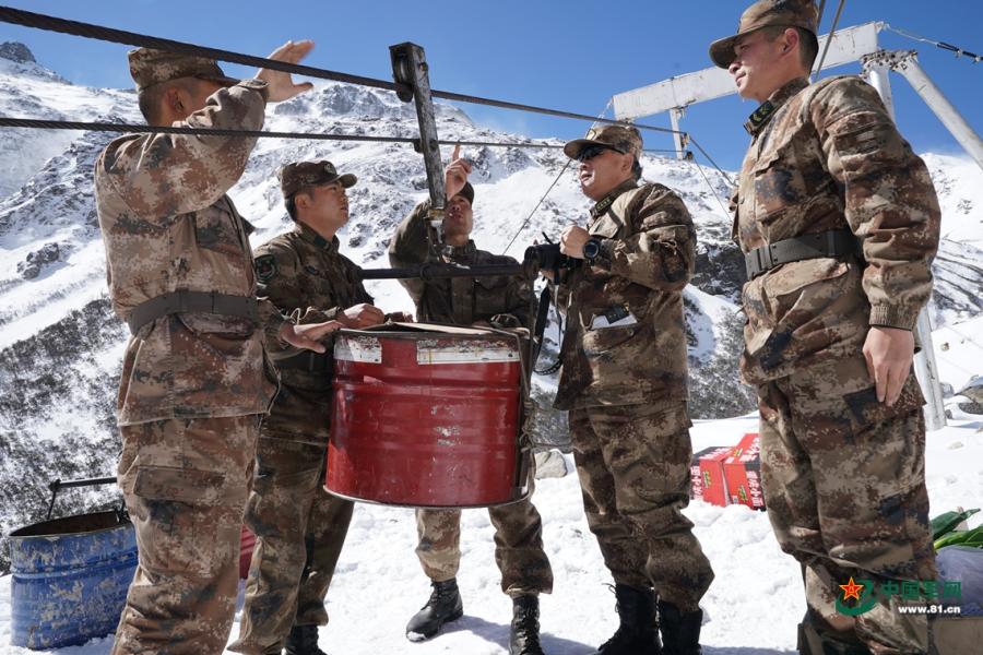 Photos show soldiers transporting goods through ropeways at a sentry post in the mountainous area of China’s Tibet Autonomous Region. Heavy snow seals the area for almost seven months a year. Built in 2018, the 2.8 km ropeways are only used to transport goods.  (Photo/81.cn)