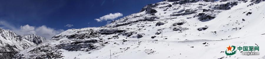 Photos show soldiers transporting goods through ropeways at a sentry post in the mountainous area of China’s Tibet Autonomous Region. Heavy snow seals the area for almost seven months a year. Built in 2018, the 2.8 km ropeways are only used to transport goods.  (Photo/81.cn)