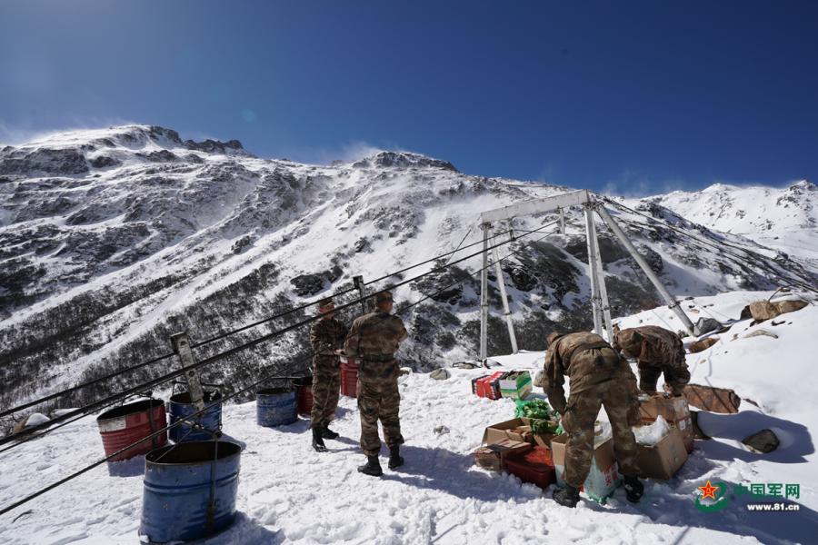 Photos show soldiers transporting goods through ropeways at a sentry post in the mountainous area of China’s Tibet Autonomous Region. Heavy snow seals the area for almost seven months a year. Built in 2018, the 2.8 km ropeways are only used to transport goods.  (Photo/81.cn)