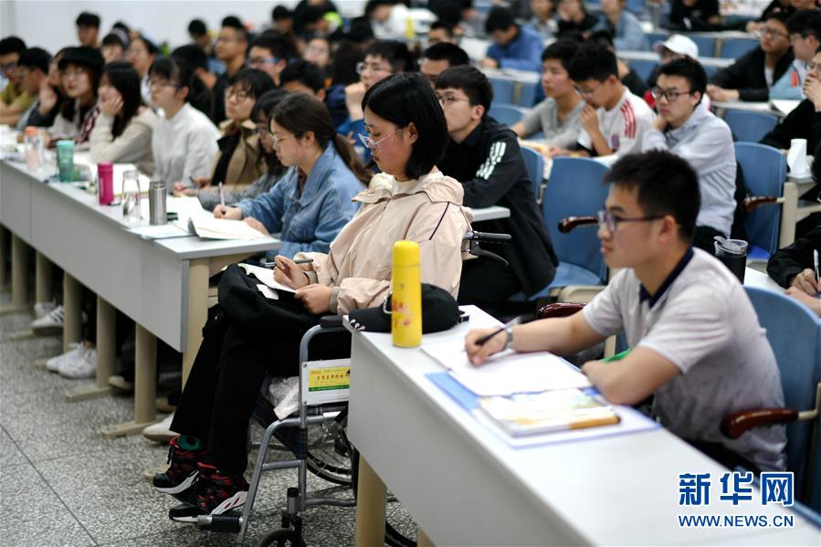 ��ͼƬ���£���1���������������ϵ�Ů��ѧ��