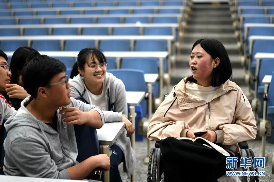 ��ͼƬ���£���2���������������ϵ�Ů��ѧ��