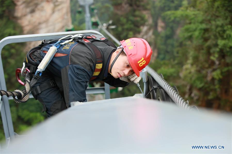 #CHINA-HUNAN-ZHANGJIAJIE-TOURISM-CABLE CAR TECHNICIAN (CN)